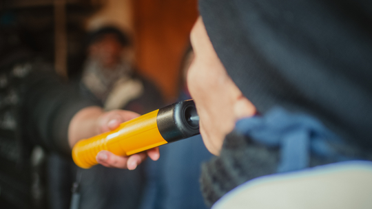 Uderzył autem w kobietę i uciekł. Co z nietrzeźwymi alkoholikami na drogach?