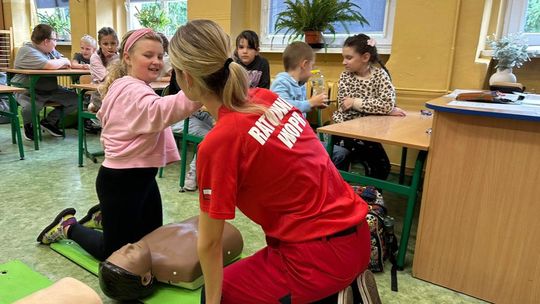 Jeżdżą do szkół i przygotowują do wakacji, aby nie tylko nad wodą były bezpieczne Jeżdżą do szkół i przygotowują do wakacji, aby nie tylko nad wodą były bezpieczne