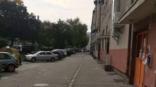 Jeżdżą tu jak po autostradzie! Potrzebny próg zwalniający - uważa czytelnik Jeżdżą tu jak po autostradzie! Potrzebny próg zwalniający - uważa czytelnik