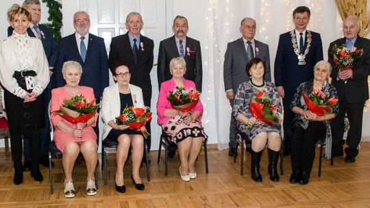 Jubilatom pogratulował burmistrz i przewodniczący rady