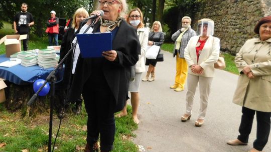 Jubileusz obchodzili w...parku. Gryfiński Uniwersytet Trzeciego Wieku ma 10 lat
