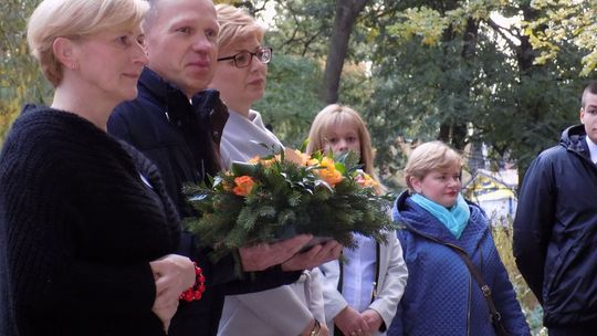 Jubileusz rozpoczęli przy tablicy pamięci Stanisławy  Siarkiewicz