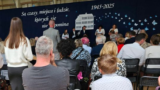 Jubileusz szkoły obchodzony pod znakiem absolwentów. Polityczny zgrzyt z burmistrzem [FOTO, WIDEO]