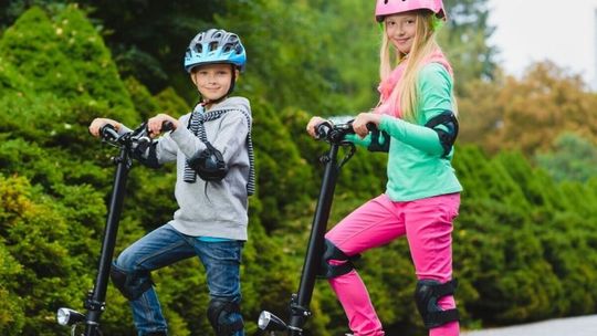 Rewolucja na ścieżkach: Kaski obowiązkowe dla dzieci i nowe limity wieku dla hulajnóg!