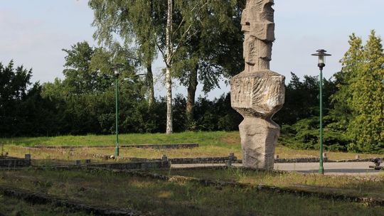Już prawie uporządkowali cmentarz