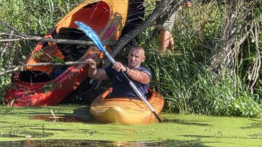Kajak wywrócił się w silnym nurcie rzeki. Prawdziwy bohater w mundurze uratował 14-latkę