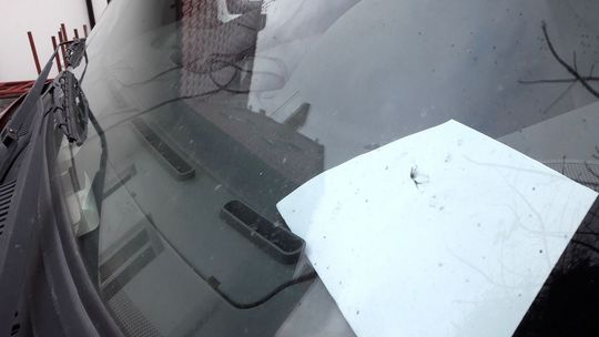 Kamienie wybijają szyby w samochodach. Dlaczego droga nie jest sprzątana? – pyta czytelnik