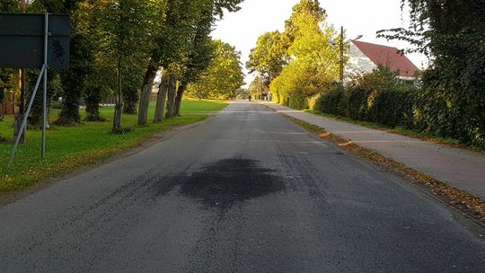 Kamyki obijają karoserię i szyby