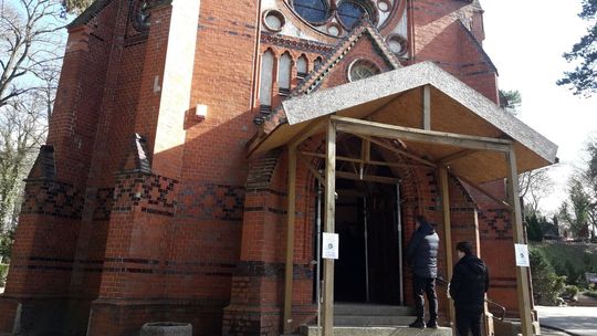 Kaplica pęka! Będzie remont alejek, ale nie zabytku