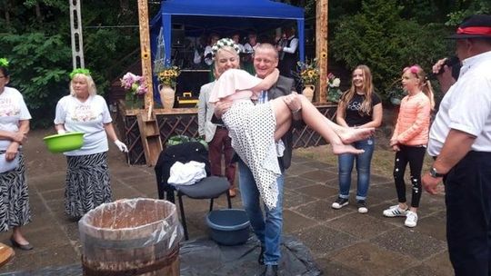 Kapustę poszatkowali i w beczce do kiszenia przygotowali. Biesiada kapuściana 2019 Kapustę poszatkowali i w beczce do kiszenia przygotowali. Biesiada kapuściana 2019