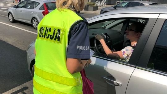 Kara grzywny i punkty karne dla kierującego korzystającego z telefonu komórkowego