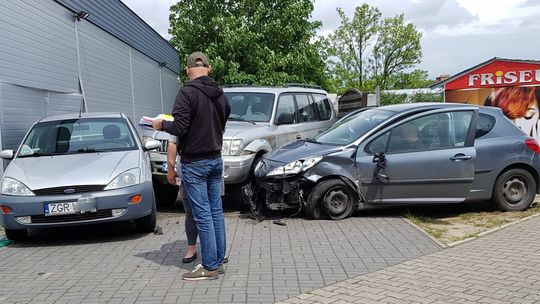 Karambol i uszkodzony budynek [ZDJĘCIA]