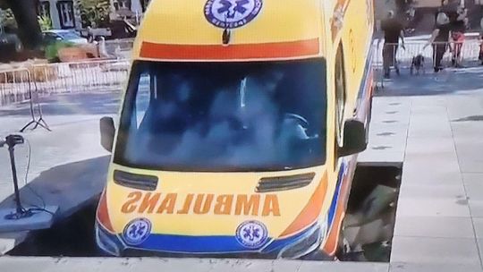 Karetka utknęła w fontannie po interwencji medycznej