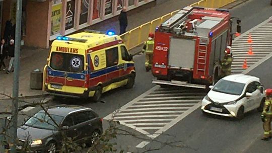 Karetka zderzyła się z samochodem osobowym Karetka zderzyła się z samochodem osobowym