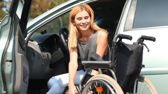 E-karta parkingowa dla niepełnosprawnych – urzędowa ulga czy pole do nowych nadużyć