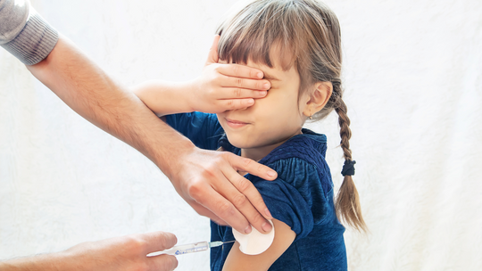 Kary za brak szczepień trudne do wyegzekwowania. GIS zastosuje inny sposób