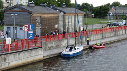 Kawiarenka na nabrzeżu z oporami Kawiarenka na nabrzeżu z oporami