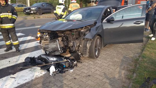 Kia i mercedes zderzyły się przy przejściu dla pieszych