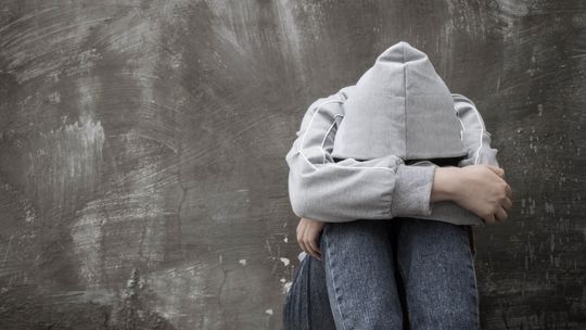 Kiedy ból fizyczny przynosi ulgę – jak rozpoznać, że dziecko się samookalecza?