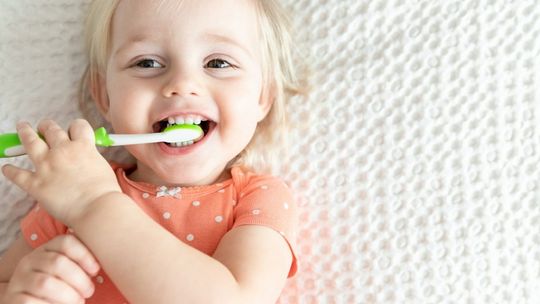 Kiedy pierwsza wizyta dziecka u dentysty? Wcześniej niż sądzisz