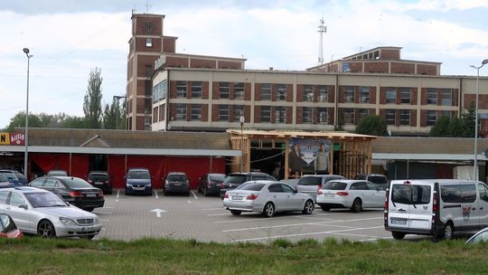 Kiedy zostanie otwarta hala? - pytają kupcy. Dyrektor odpowiada