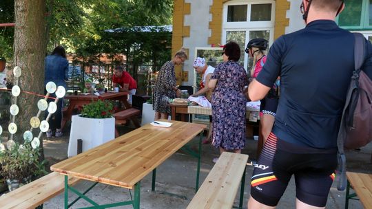 Kiermasz pyszności dla Antosia Glubiaka na stacji kolejowej Kiermasz pyszności dla Antosia Glubiaka na stacji kolejowej