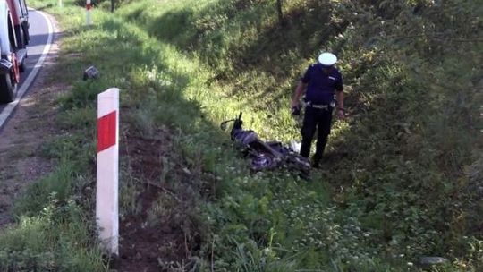 Kierowca był tak pijany, że policja wyciągała go z rowu