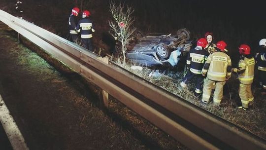Kierowca i pasażerka w ciężkim stanie odwiezieni do szpitala. Zdjęcia z wypadku