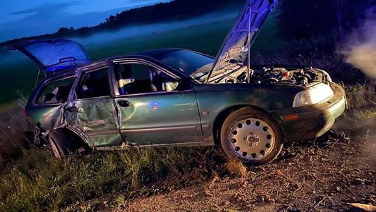 Kierowca na łuku nie zapanował nad pojazdem