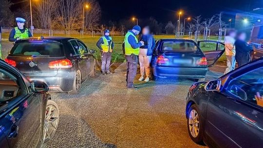 Kierowca stracił uprawnienia za jazdę pod wpływem promili. Policyjny alkomat potwierdził stan po użyciu alkoholu Kierowca stracił uprawnienia za jazdę pod wpływem promili. Policyjny alkomat potwierdził stan po użyciu alkoholu