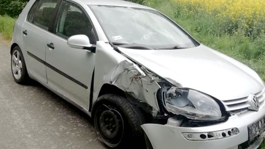 Auto uszkodzone. Kierowca uciekł. Czyj to samochód? [FOTO]