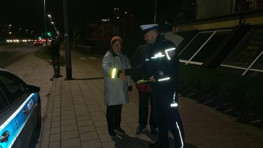 Kierowca widzi pieszego ubranego w ciemne kolory dopiero kilkanaście metrów wcześniej