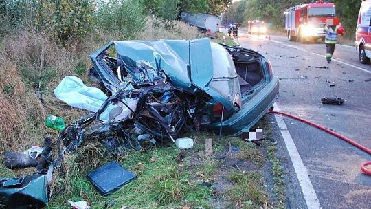 Kierowca zginął podczas zderzenia osobówki z cysterną