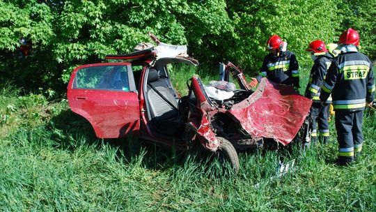 Kierowca został zakleszczony w aucie. Trzeba było rozcinać karoserię