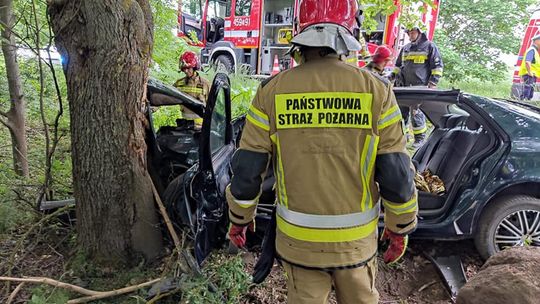 Kierowcę i pasażerkę musieli "wycinać" z kabiny auta
