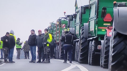 Kierowcy klną na S3. Blokada zdesperowanych rolników Kierowcy klną na S3. Blokada zdesperowanych rolników
