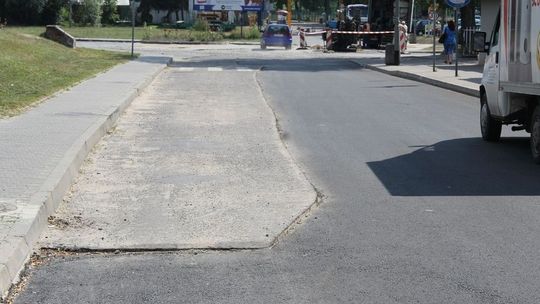 Kierowcy przeklinają wertepy na drodze