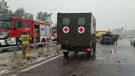 Kierująca seatem uderzyła w barierki. Trudne warunki na drodze