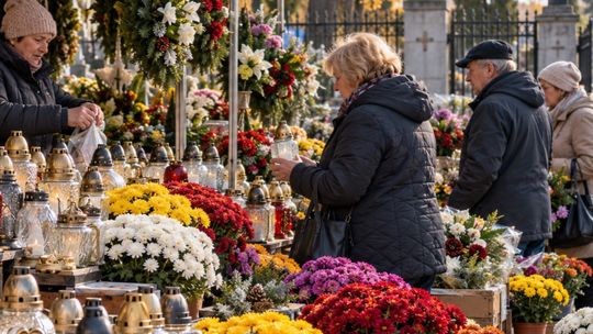 Tysiące złotych przed 1 listopada. Ile naprawdę można zarobić na zniczach, kwiatach i sprzątaniu grobów