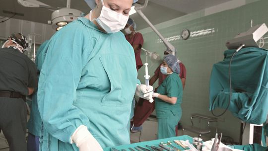 Miliony z NFZ za minuty pracy: Lekarze pod lupą CBA i prokuratury. Szpitale z karami