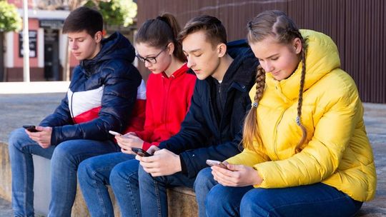 Jaka będzie generacja Beta? Z telefonem od urodzenia atakowani przez fake newsy, AI oraz kryzys klimatyczny Jaka będzie generacja Beta? Z telefonem od urodzenia atakowani przez fake newsy, AI oraz kryzys klimatyczny