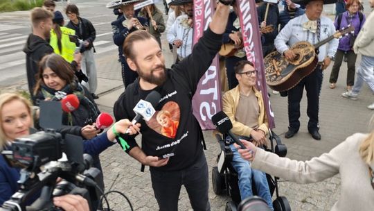 Kim jest Ignacy z bluzy kandydata na prezydenta? Zebrał kilka milionów złotych Kim jest Ignacy z bluzy kandydata na prezydenta? Zebrał kilka milionów złotych