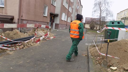 Kładą rury i ciągną kable