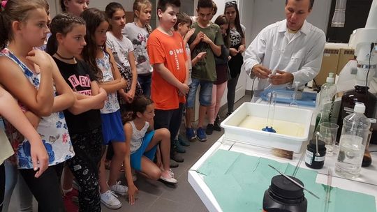 Kładziemy nacisk na eksperymenty w laboratoriach - mówi dyrektor szkoły