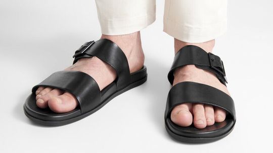 Klapki męskie – idealne obuwie na lato i do domu. Wybieramy najlepsze!