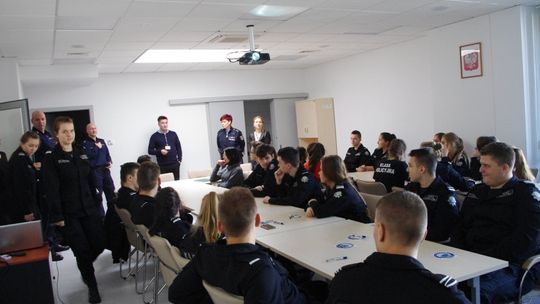 Klasa policyjna na spotkaniu w komendzie
