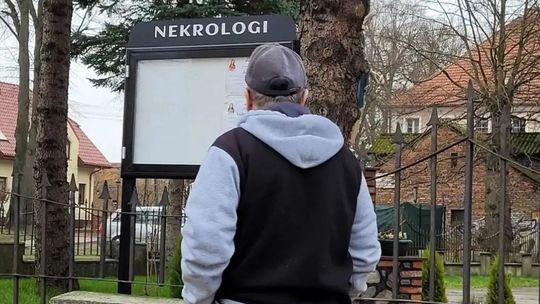 Klepsydra jest symbolem przemijania, które wpisane jest w każdą ludzką historię