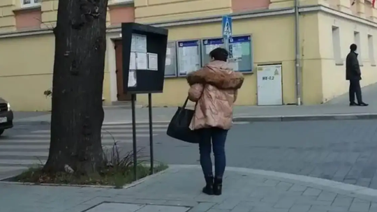 Klepsydra to metafora upływającego czasu i jego niepowtarzalności