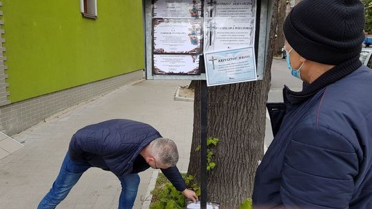 Klepsydry nie mieszczą się na tablicach i spadają na ziemię