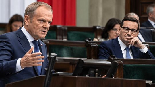 KO wygrywa w sondażu, ale to Morawiecki może rozdawać karty. Kto zyskuje, a kto znika